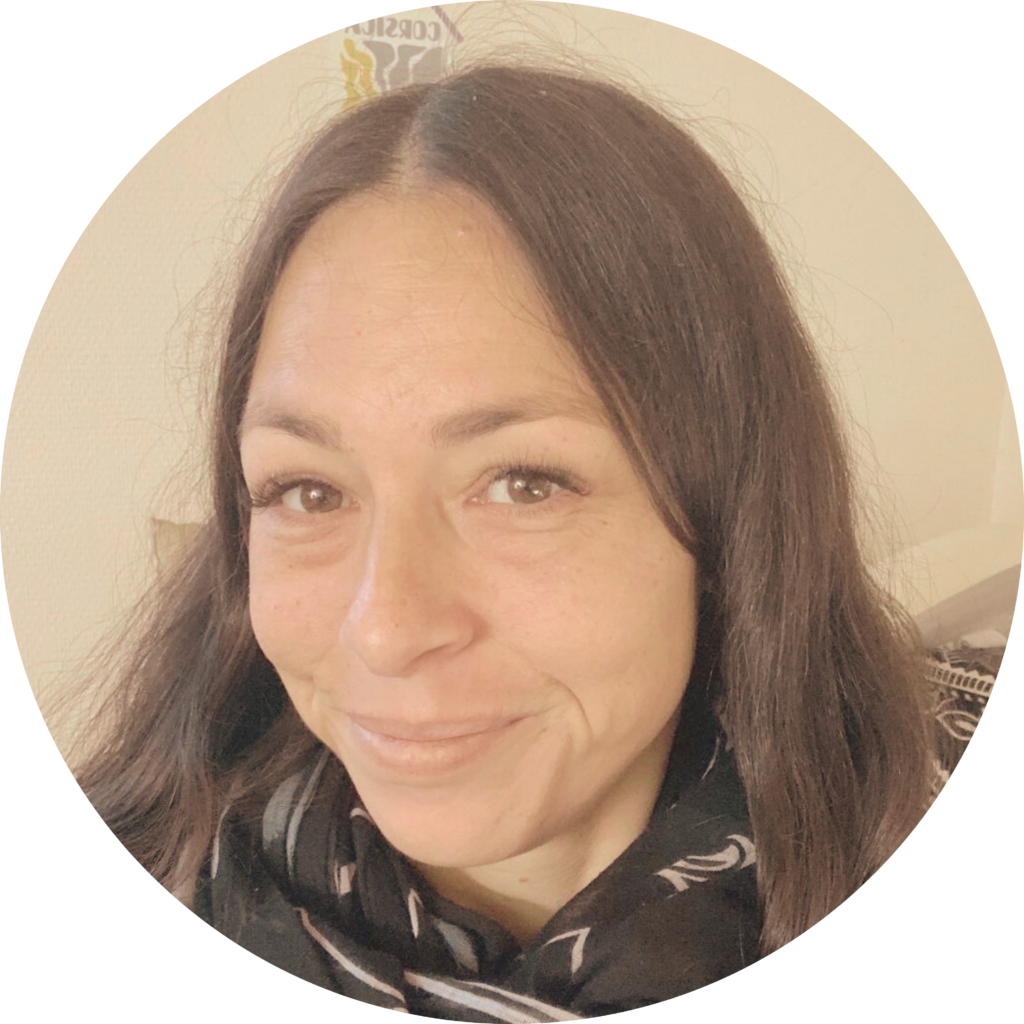 Portrait d’une femme souriante, fondatrice de NeuroHarmonie by Am’s, spécialisée en régulation du système nerveux et surcharge mentale