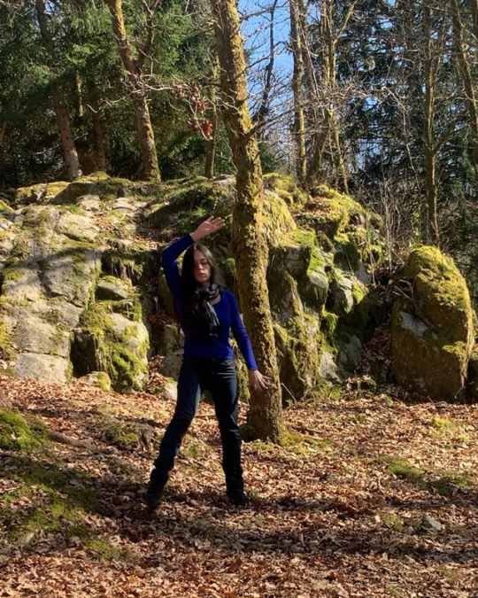 Femme danse intuitive en forêt mouvement libre nature expression corporelle lâcher prise