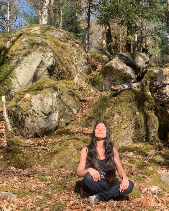 Femme assise yeux fermés nature régulation système nerveux apaisement intérieur reconnexion à soi