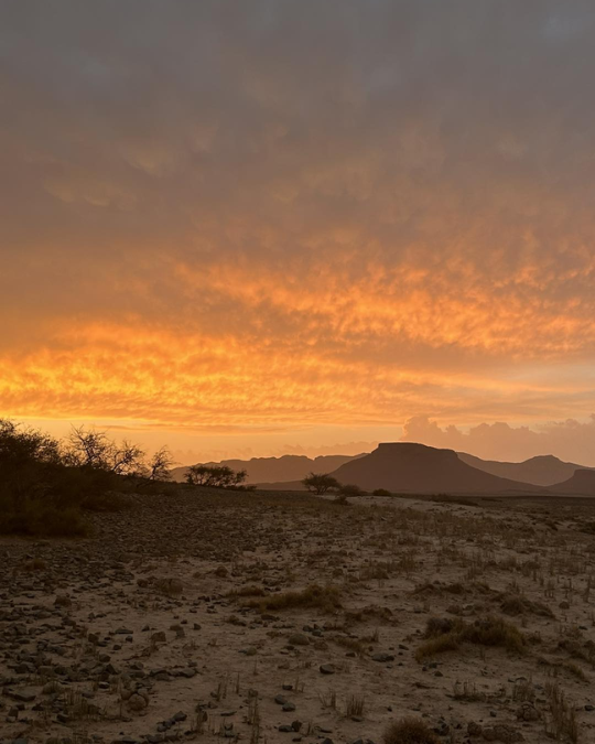 Ciel flamboyant au coucher du soleil dans le désert marocain.